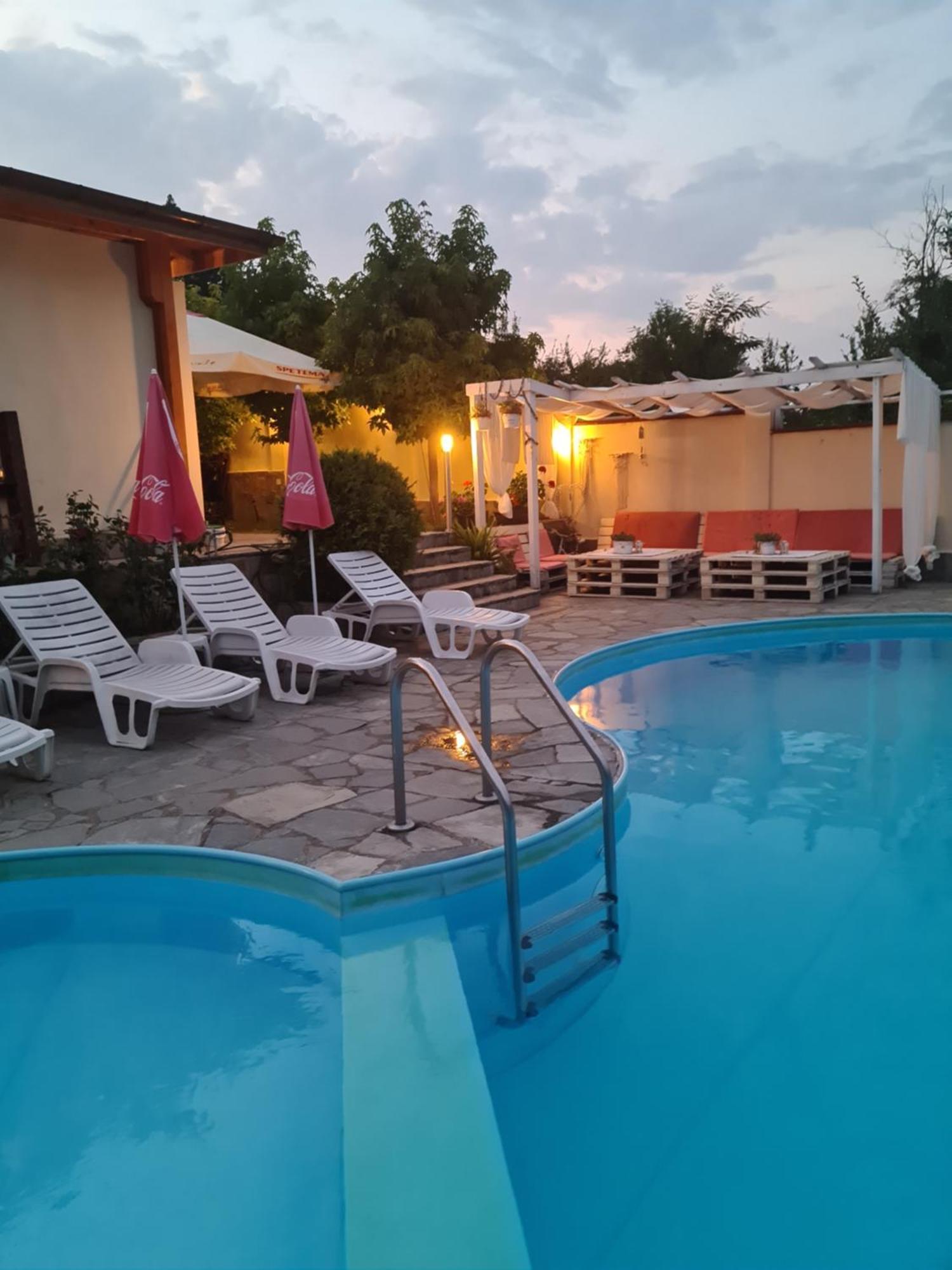 Family Hotel Komhotel Berkovitsa Ngoại thất bức ảnh