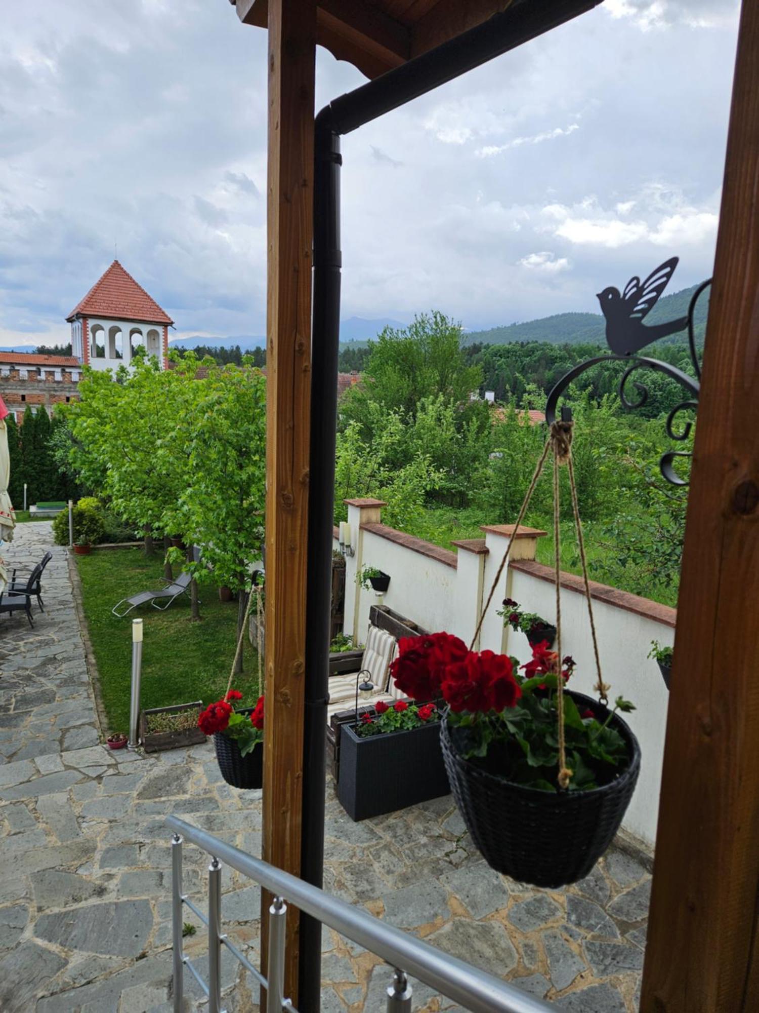 Family Hotel Komhotel Berkovitsa Ngoại thất bức ảnh