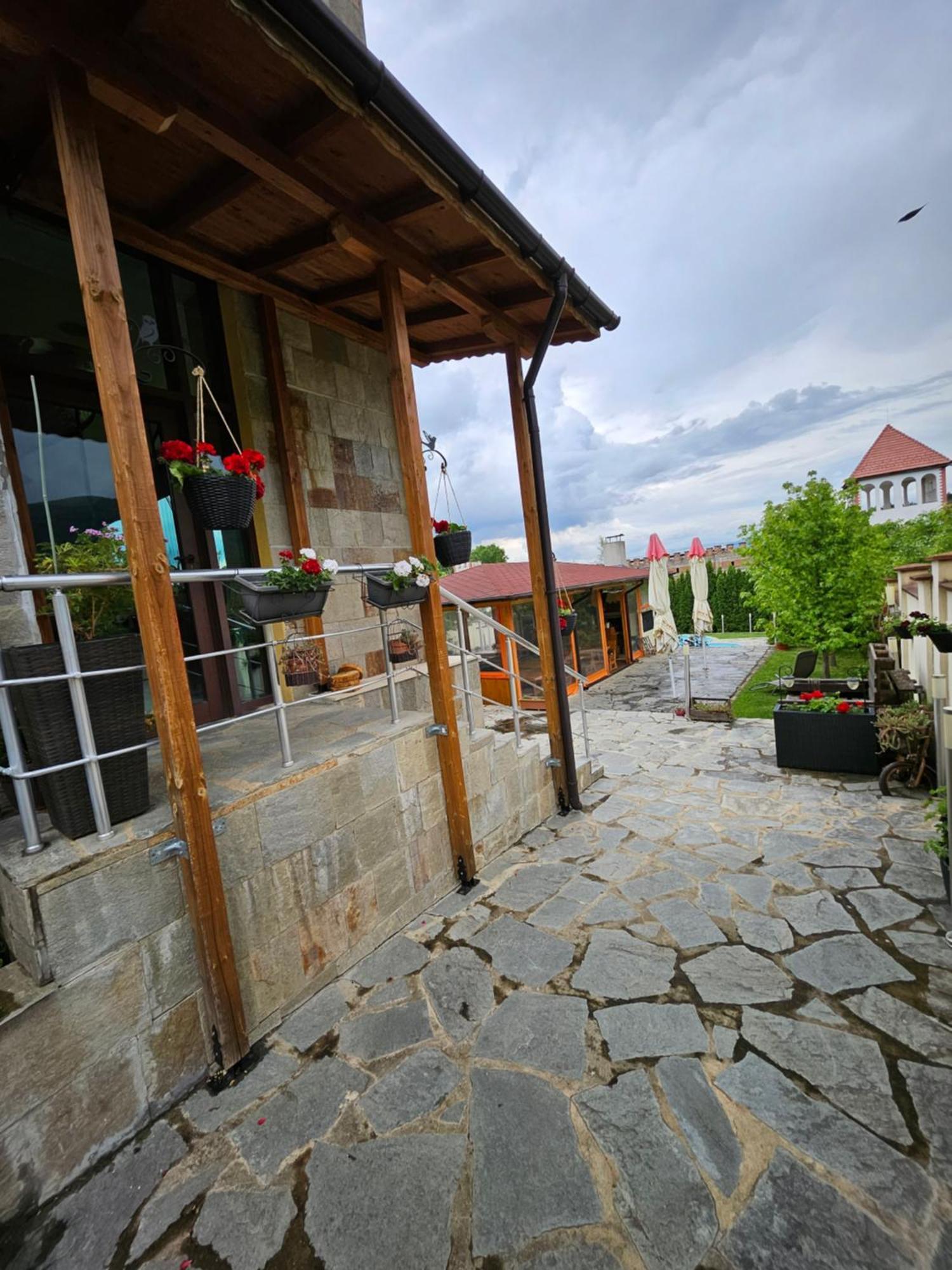 Family Hotel Komhotel Berkovitsa Ngoại thất bức ảnh