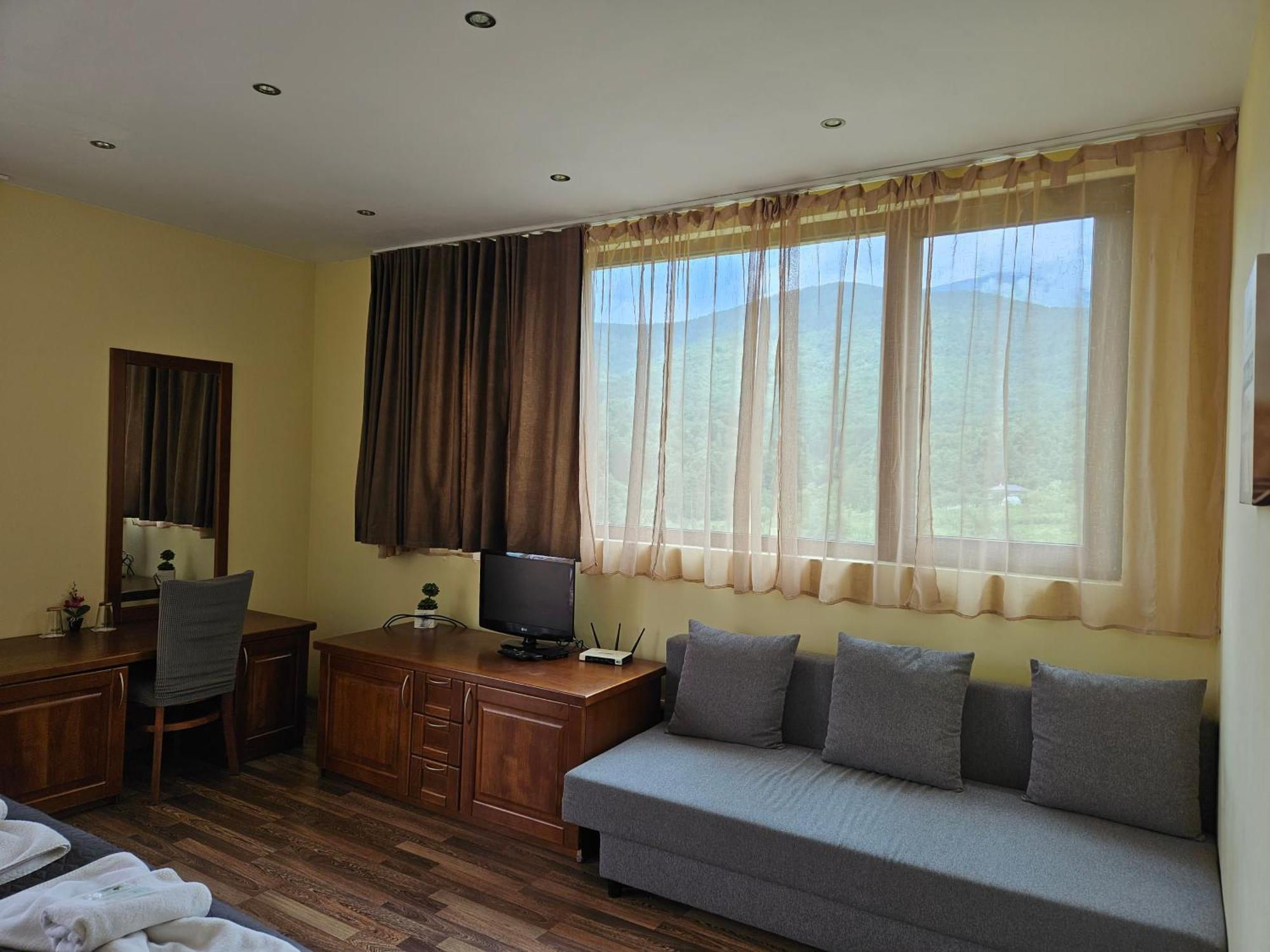 Family Hotel Komhotel Berkovitsa Ngoại thất bức ảnh