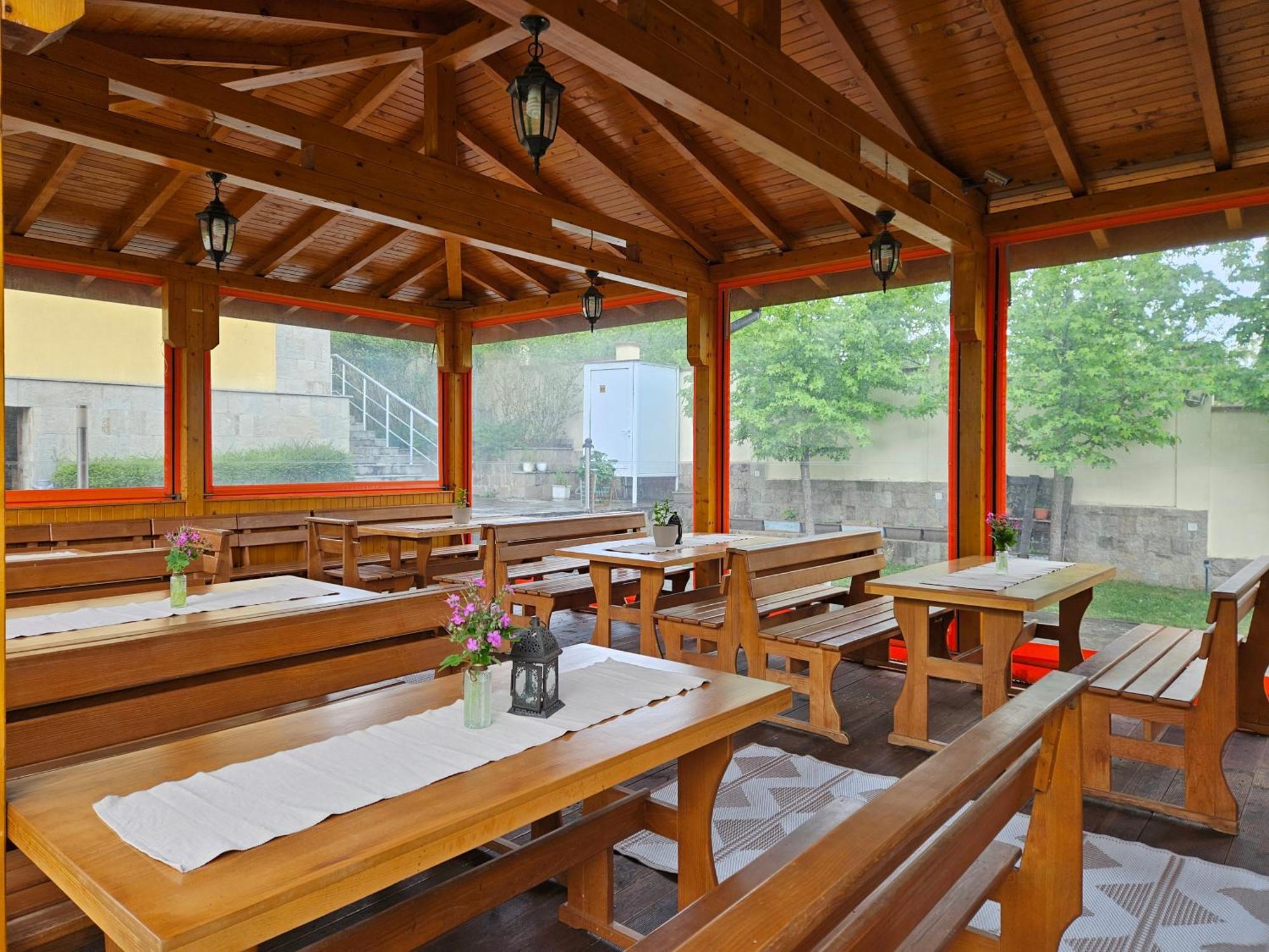 Family Hotel Komhotel Berkovitsa Ngoại thất bức ảnh