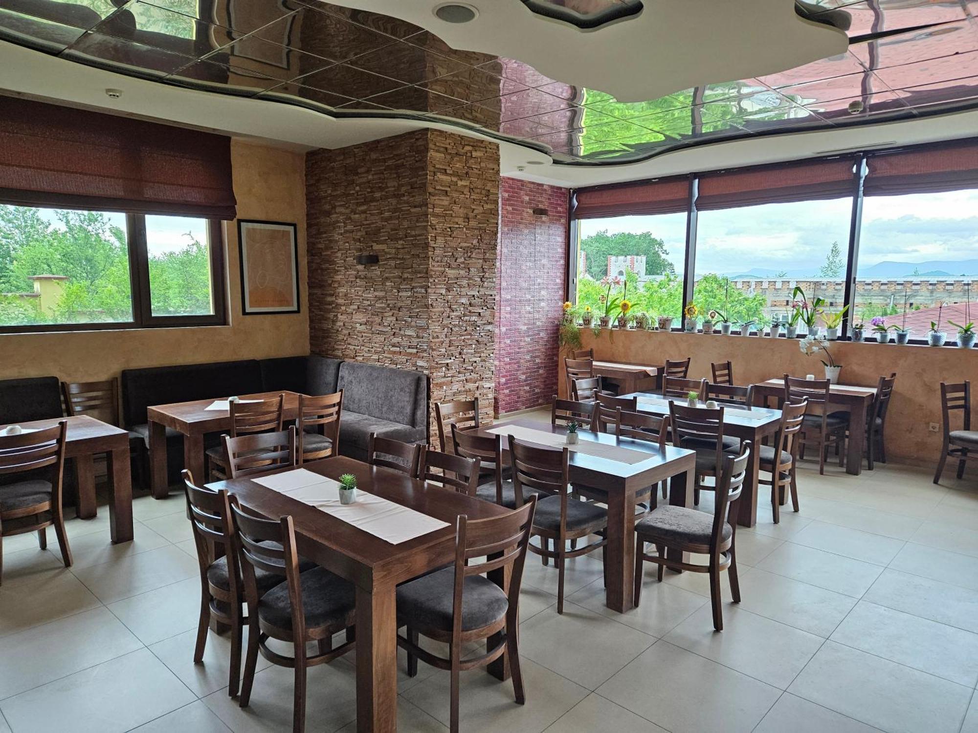 Family Hotel Komhotel Berkovitsa Ngoại thất bức ảnh
