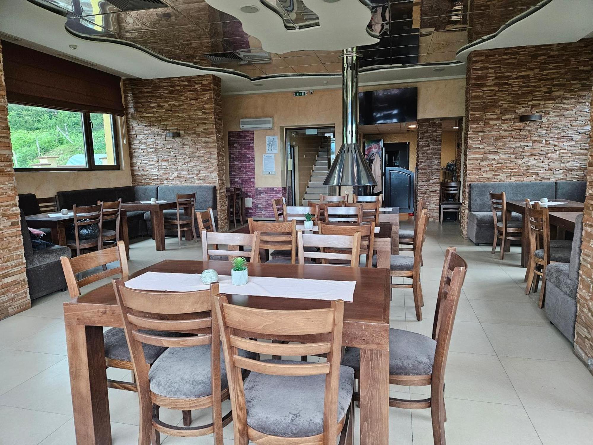 Family Hotel Komhotel Berkovitsa Ngoại thất bức ảnh